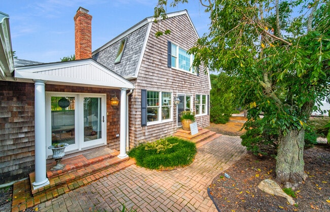 Building Photo - 558 N Roast Meat Hill Rd