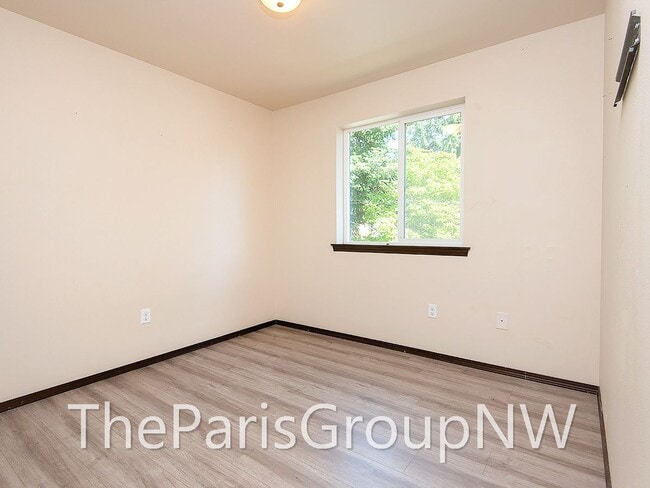 Building Photo - Super 2012 Shoreline Home – Upgrades, Wood Flrs, 3car Grg+++