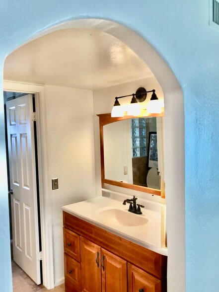 Main bathroom - 7800 E Lincoln Dr