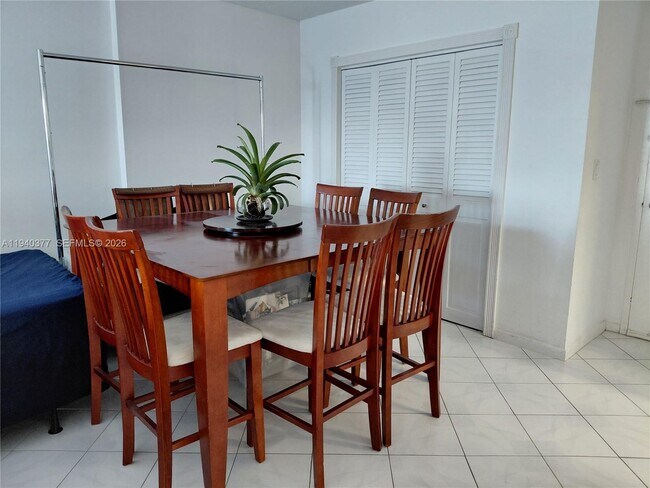 Building Photo - 400 Kings Point Dr