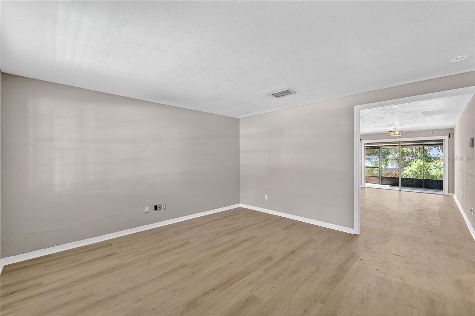 Building Photo - 1712 Village Ct