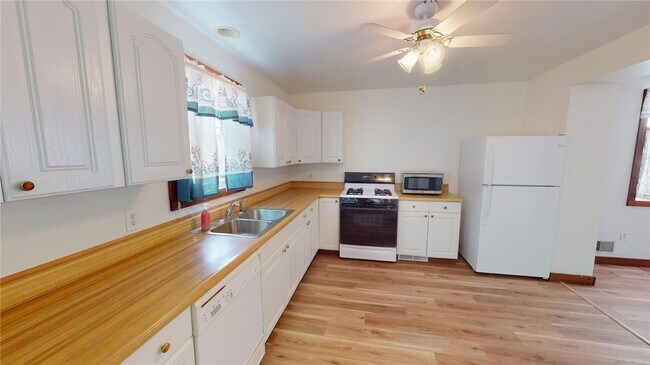 Building Photo - 357 Lowden Point Rd