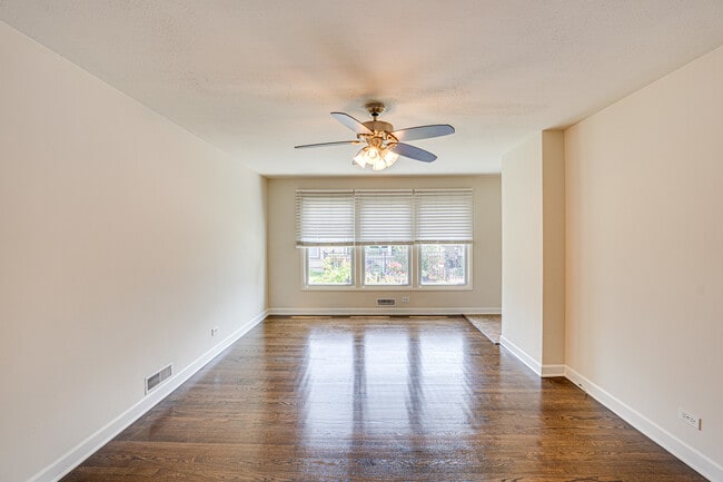 Building Photo - 637 Barnsdale Rd