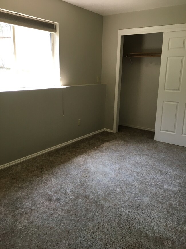 Building Photo - 4 Bedroom, 2 Bathroom Duplex - Pet Friendly