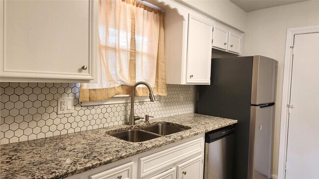 Building Photo - 2702 Foliage Green Dr