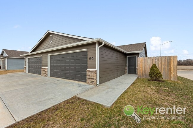 Building Photo - E 69th Ct N Duplex