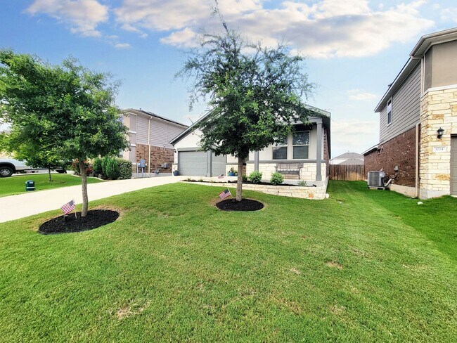 Building Photo - Beautiful 4 Bed / 2.5 Bath Home in Pfluger...