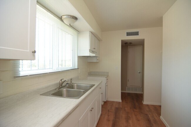 Building Photo - Remodeled 3 Bedroom 2 Bath Duplex! South Central Tucson Location!