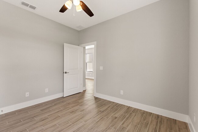 Building Photo - 123 Tulip Ln