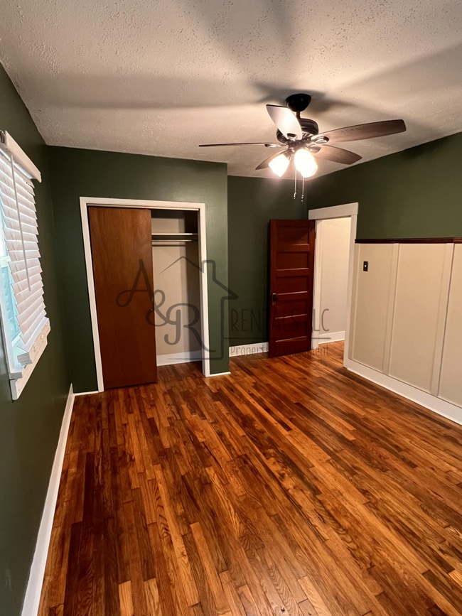 Building Photo - 204 W Leighton St