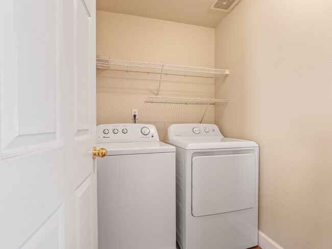 Building Photo - 3 Bed Home w/Recent Updates Attached Garag...