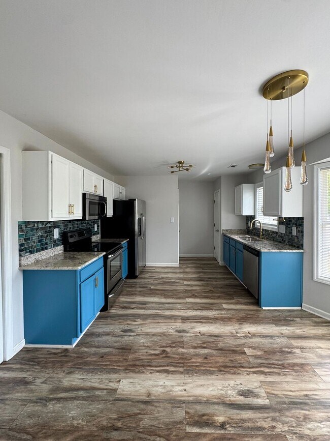 Building Photo - Charming 3 Bed 2 Bath Home with Bonus Room