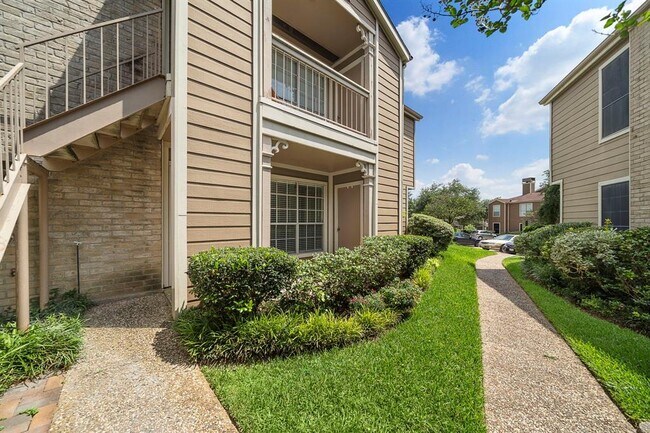 Building Photo - 1860 White Oak Dr