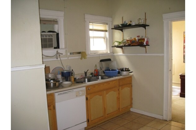  - 1116-1118 W 30th St