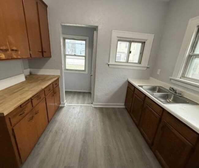 Building Photo - 3bd Single Section 8