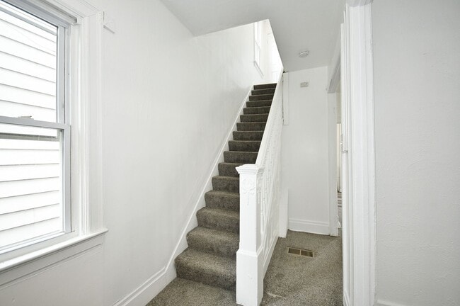 Building Photo - Updated 3 bed/1 bath House with garage!