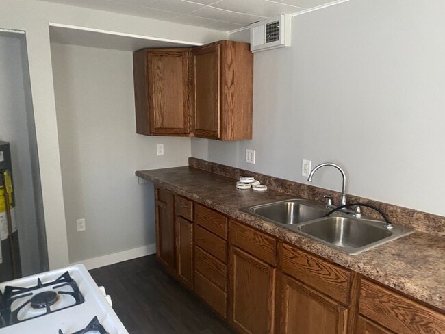 Building Photo - Welcome to this charming 1 bedroom, 1 bath...
