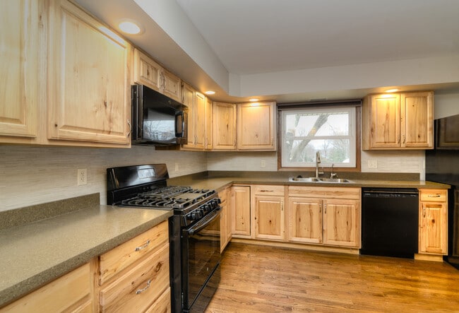 Building Photo - 1070 Center Dr