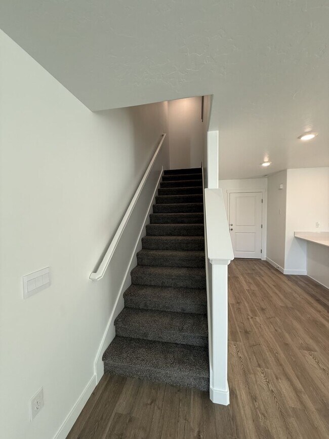 Building Photo - Brand New Beautiful Town Home in Salem, UT