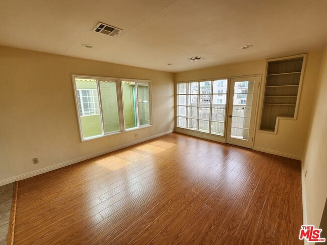 Building Photo - 5264 Cahuenga Blvd