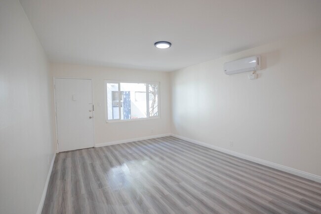 Building Photo - 821 W 167th St