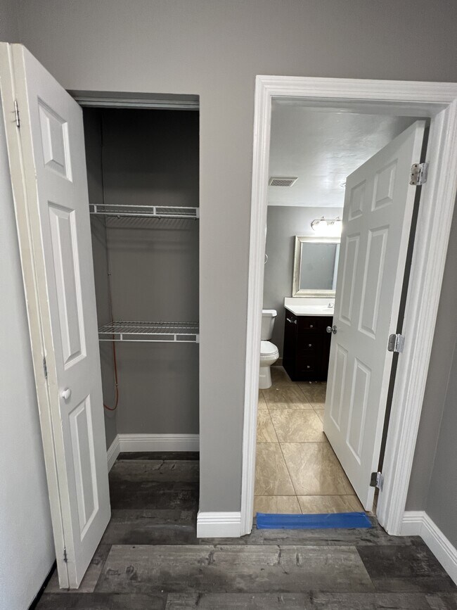 Building Photo - 4158 Inverrary Dr
