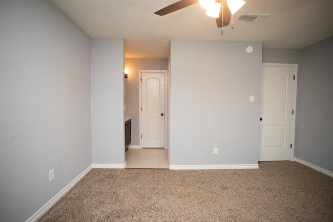 Building Photo - 5821 W Sunforest Dr