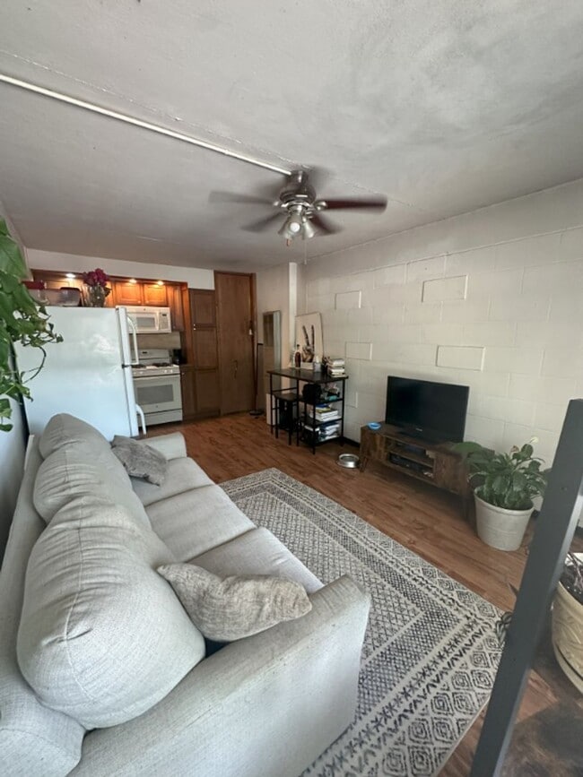 Building Photo - 1BR/1BA Main Level Unit Short Distance to ...