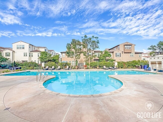 Building Photo - Beautiful 2B/2.5BA Townhouse. NEWER CONSTR...