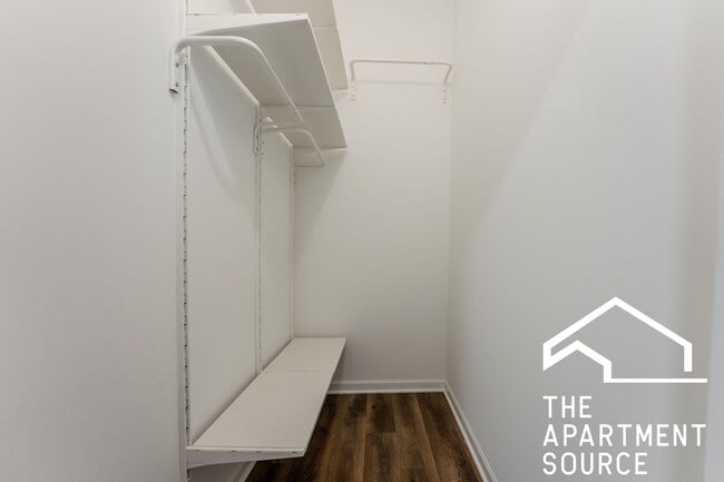 Building Photo - HUGE 2BR/1BA Close to Blue Line!