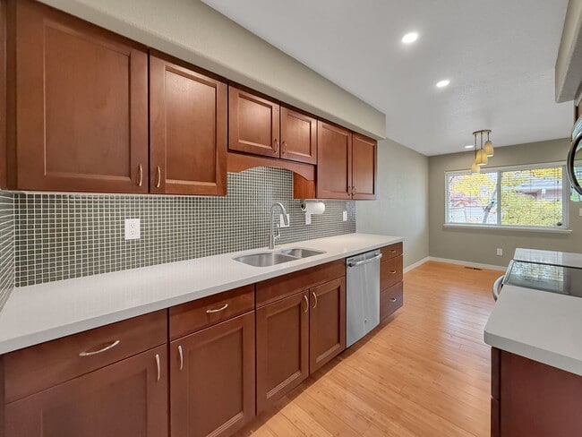 Building Photo - Beautifully Updated Townhome in a Prime Lo...