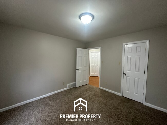 Building Photo - 8374 Kings Trail Cove