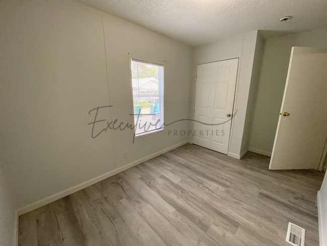 Building Photo - Affordable 3-Bedroom Mobile Home in Sulphu...