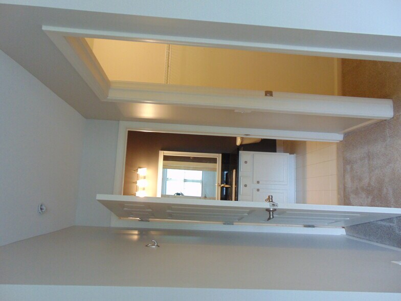 Building Photo - 129 E Bay Dr