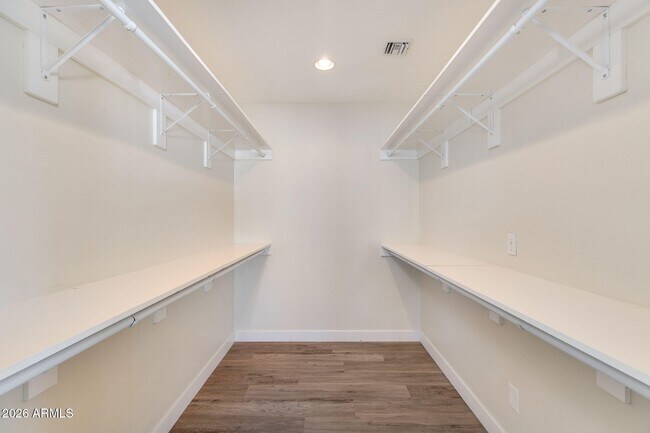 Building Photo - 5002 E Mitchell Dr