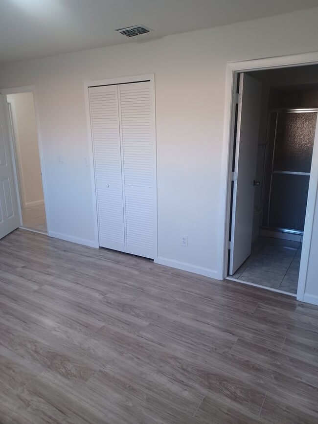 Building Photo - 3/2 Duplex w/ Garage.  Tenant occupied until 3/31/26.