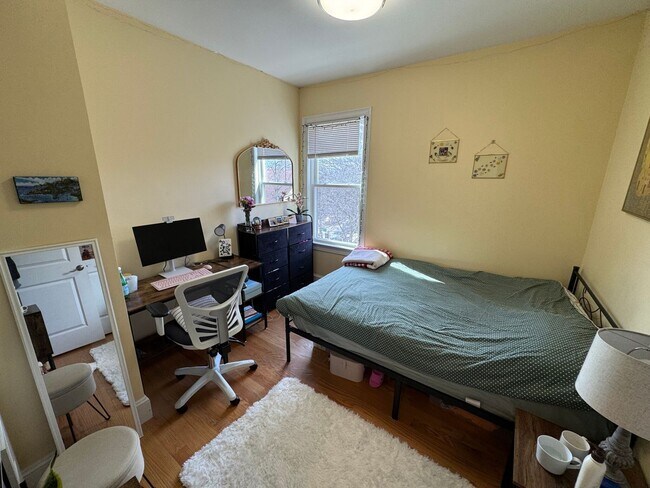 Building Photo - In-Unit Laundry, Central Heat/AC, Parking ...