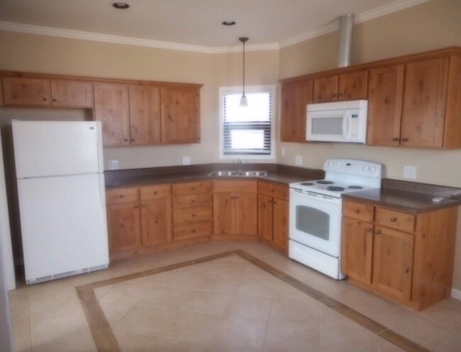 Building Photo - Hair On Main