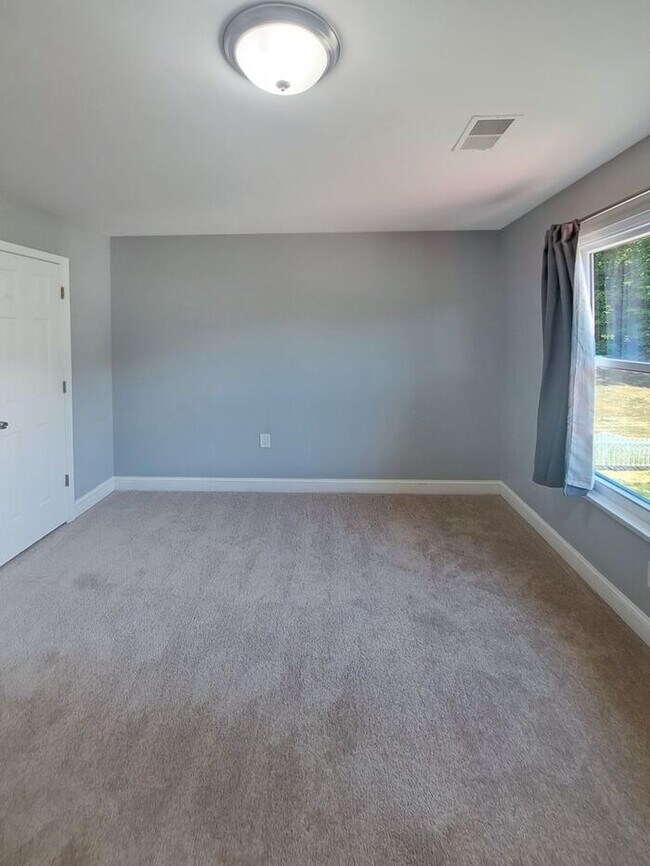 Building Photo - Amazing 4 Bedroom, 4 Bath SFH Corner Lot, ...