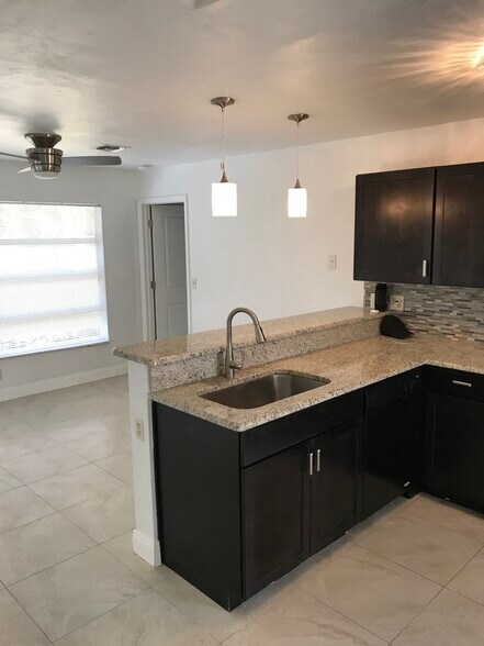 Building Photo - 1320 Milano Dr