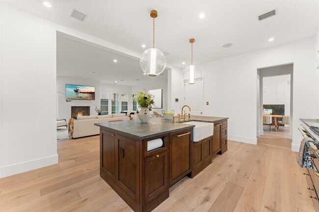 Building Photo - 2530 Stanmore Dr