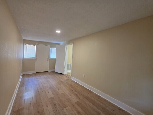 Building Photo - 522 E Davilla Ave