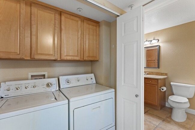 Building Photo - Gorgeous Condo in Folsom !