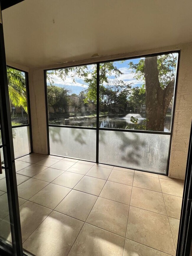 Building Photo - FULLY FURNISHED MAY AVAILABILITY - 1 Bed 1...