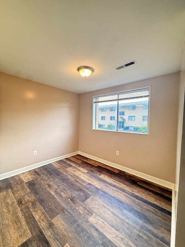 Building Photo - 2 Bedroom Condo near New Carrollton MARC t...