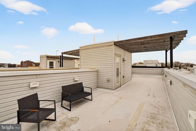 Building Photo - 2528 E Albert St