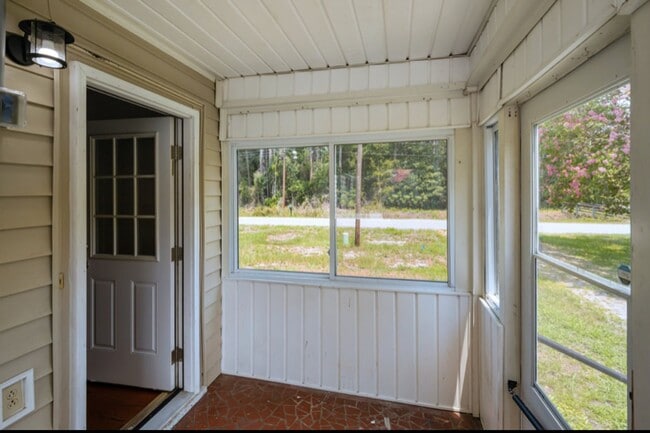 Building Photo - Vintage Charm, 4 BR, Spacious, Close To Ev...