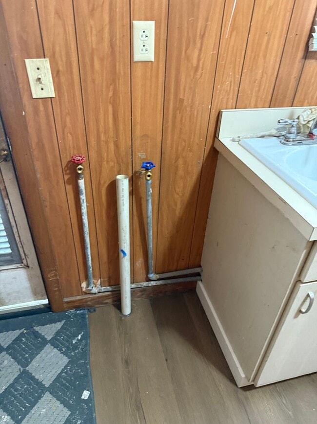 Building Photo - 3 Bedroom 3 Bath on an 1 Acre Landlord does yard