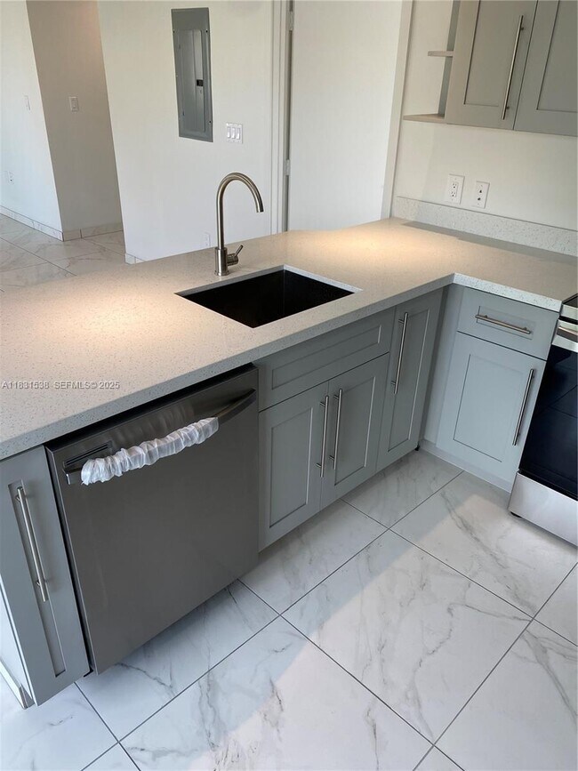 Building Photo - 836 SW 2nd St