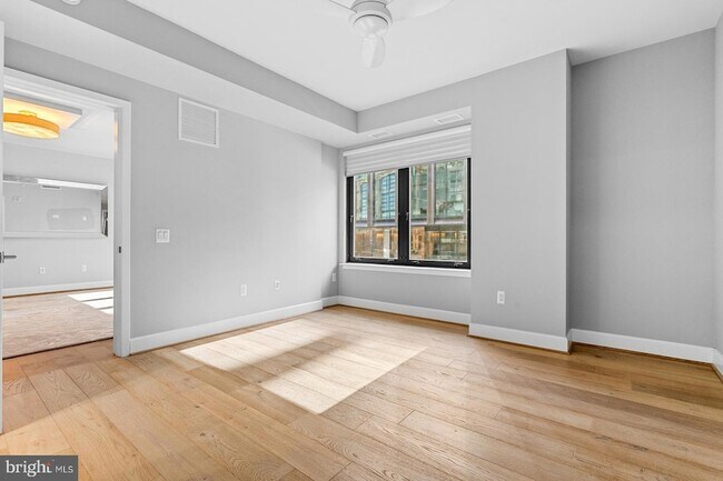 Building Photo - 7171 Woodmont Ave